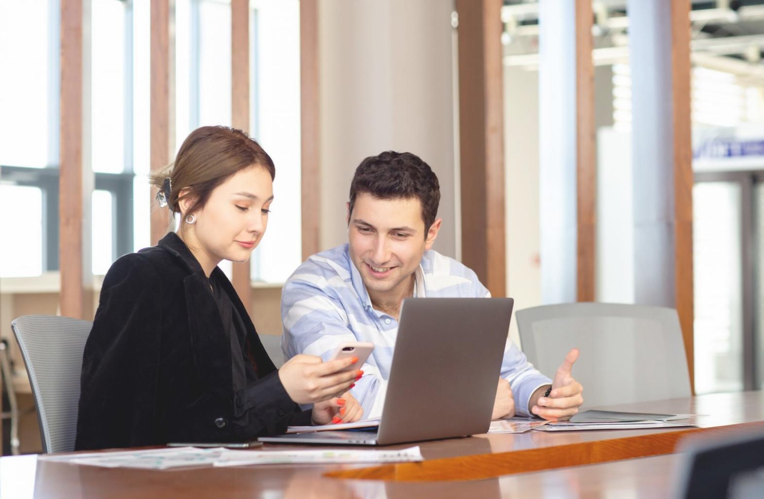 Equipo de trabajo colaborando en análisis financiero